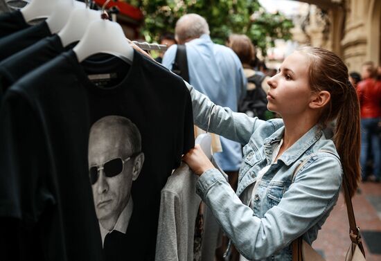 Vse Putem t-shirts depicting Vladimir Putin available for sale in Moscow