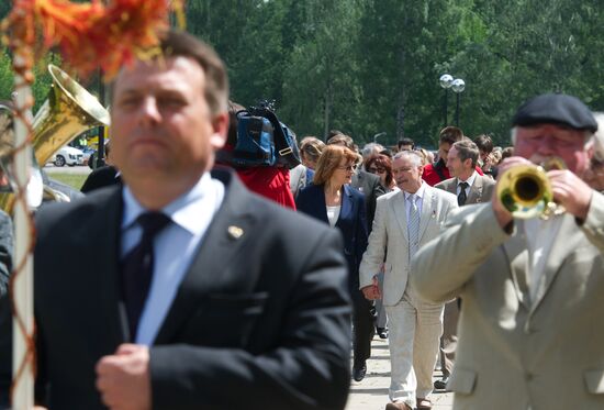 ISS Expedition 38/39 crew members welcomed in Star City