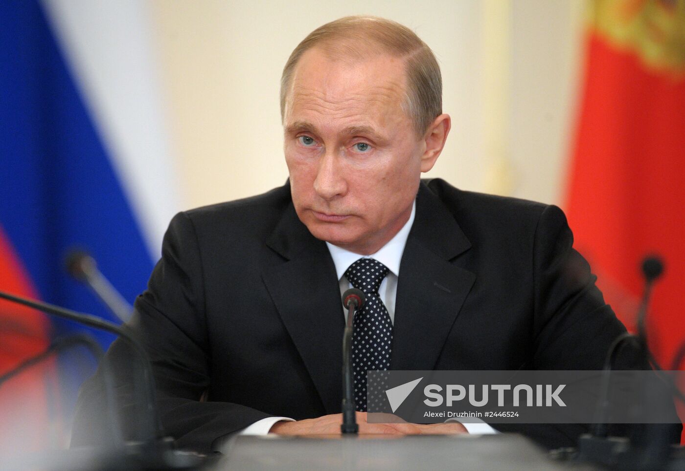 Vladimir Putin chairs Government meeting