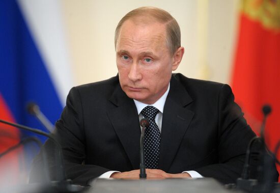 Vladimir Putin chairs Government meeting