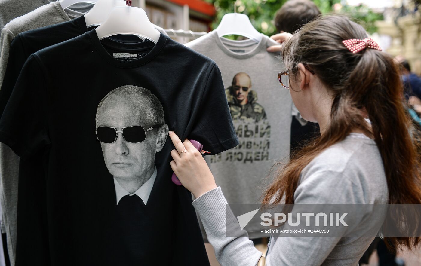 Vse Putem t-shirts depicting Vladimir Putin available for sale in Moscow