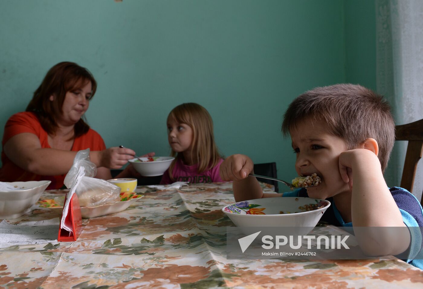 Refugees from Slavyansk in the city of Snezhnoye, Donetsk Region