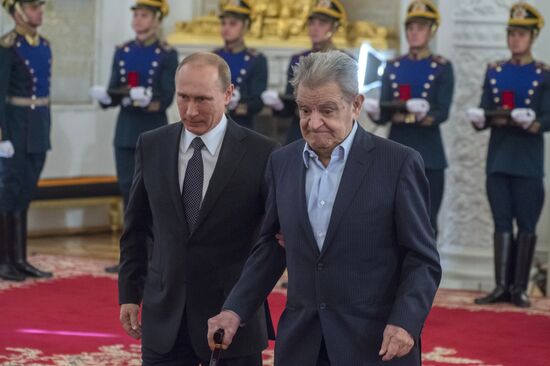 Vladimir Putin hands out 2013 Russian Federation National Awards
