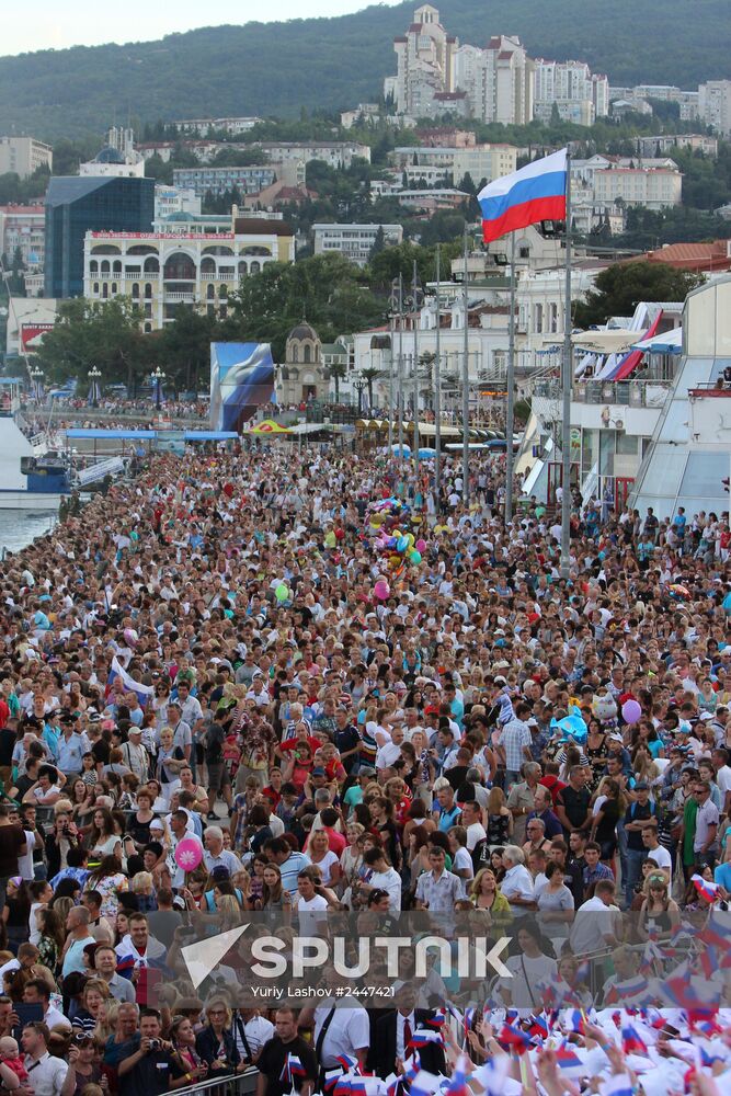 Young Russia holiday concert in the aquatic area of Yalta
