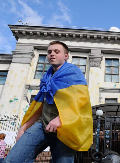 Unrest at Russian Embassy in Kiev