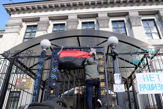 Unrest at Russian Embassy in Kiev