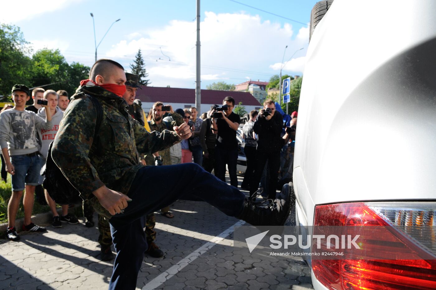 Unrest at Russian Embassy in Kiev