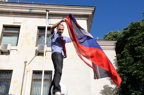 Unrest at Russian Embassy in Kiev