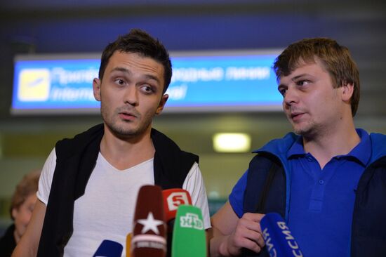 Russian Zvezda TV channel reporters released in Ukraine are welcomed back home