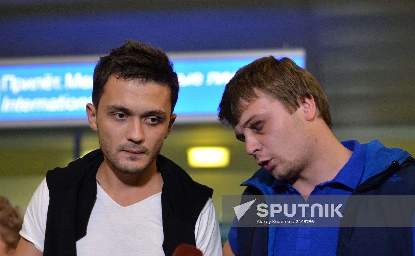 Russian Zvezda TV channel reporters released in Ukraine are welcomed back home