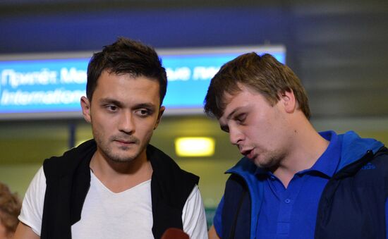 Russian Zvezda TV channel reporters released in Ukraine are welcomed back home