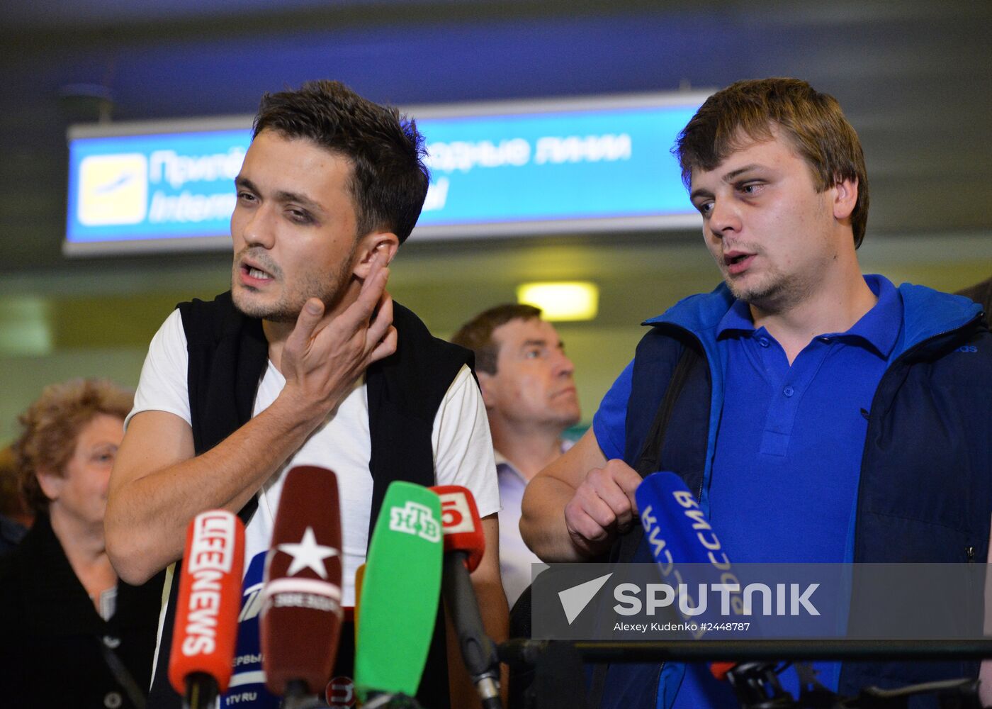 Russian Zvezda TV channel reporters released in Ukraine are welcomed back home
