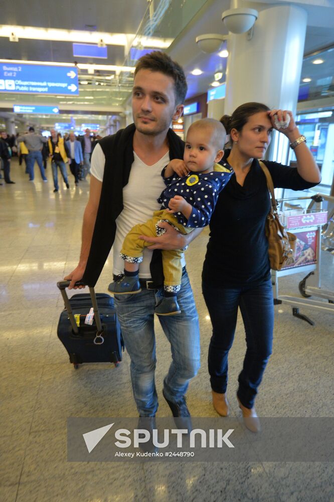 Russian Zvezda TV channel reporters released in Ukraine are welcomed back home