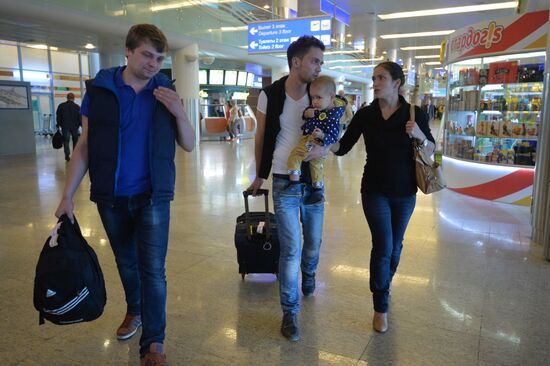 Russian Zvezda TV channel reporters released in Ukraine are welcomed back home
