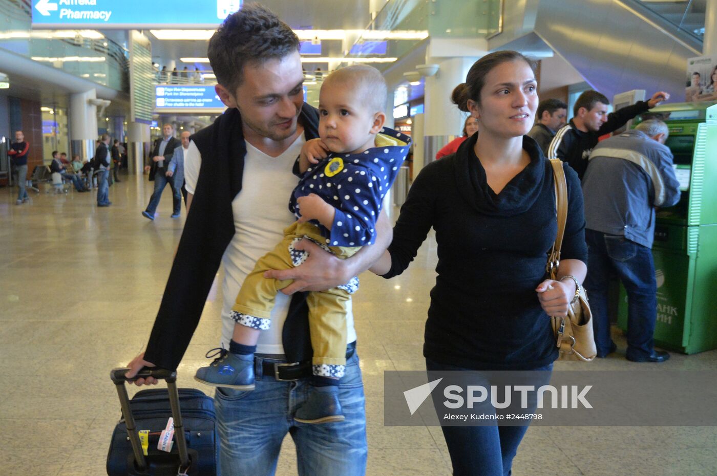 Russian Zvezda TV channel reporters released in Ukraine are welcomed back home