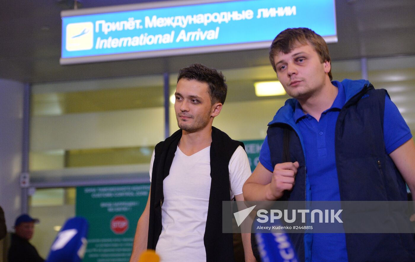 Russian Zvezda TV channel reporters released in Ukraine are welcomed back home