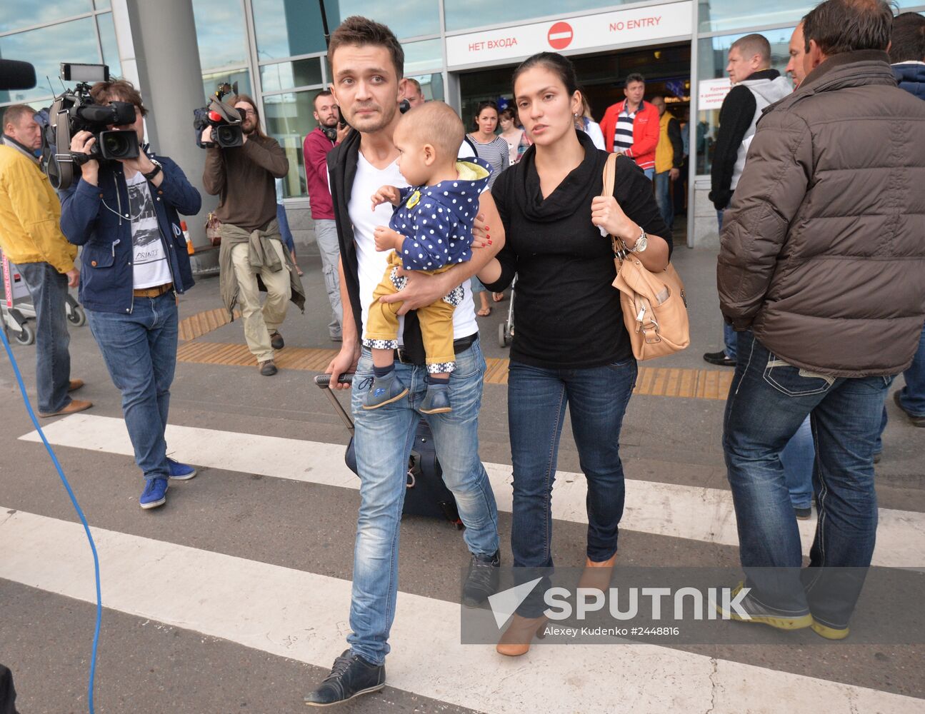 Russian Zvezda TV channel reporters released in Ukraine are welcomed back home