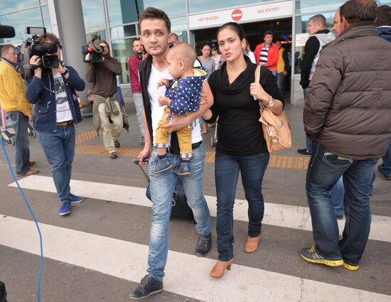Russian Zvezda TV channel reporters released in Ukraine are welcomed back home