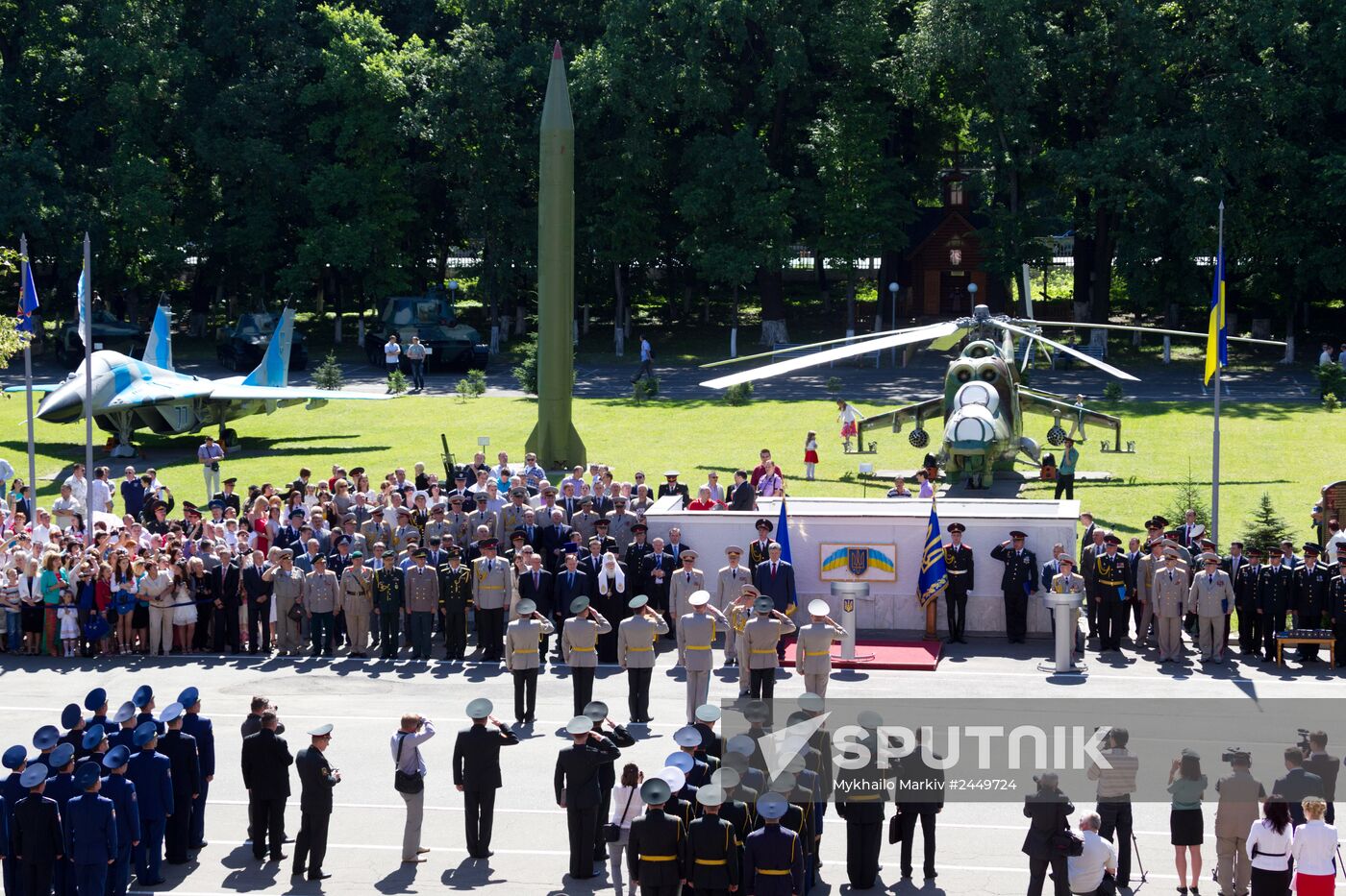 Petro Poroshenko attends graduation ceremony at National University of Defense of Ukraine