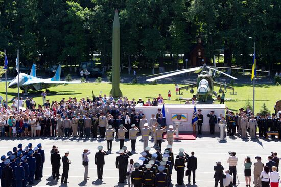 Petro Poroshenko attends graduation ceremony at National University of Defense of Ukraine