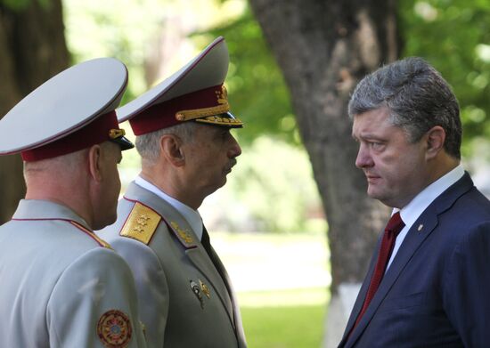 Petro Poroshenko attends graduation ceremony at National University of Defense of Ukraine