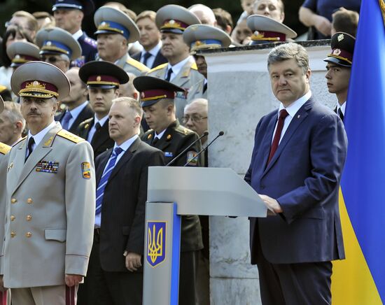Petro Poroshenko attends graduation ceremony at National University of Defense of Ukraine