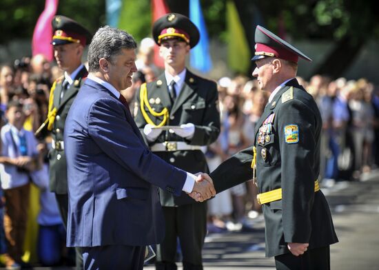 Petro Poroshenko attends graduation ceremony at National University of Defense of Ukraine