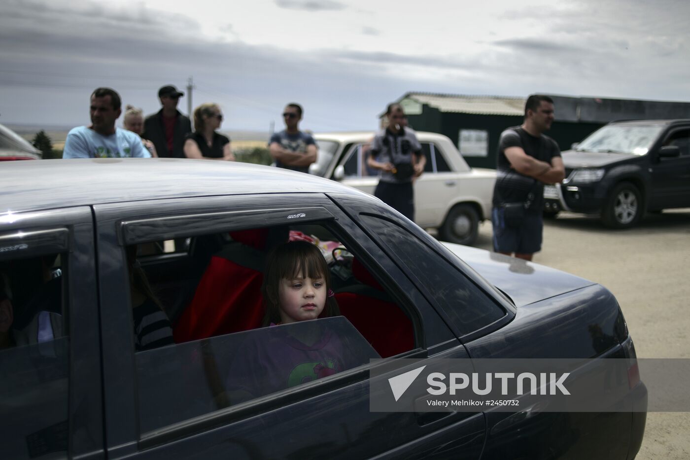 Refugees at Izvarino border checkpoint in Lugansk Region