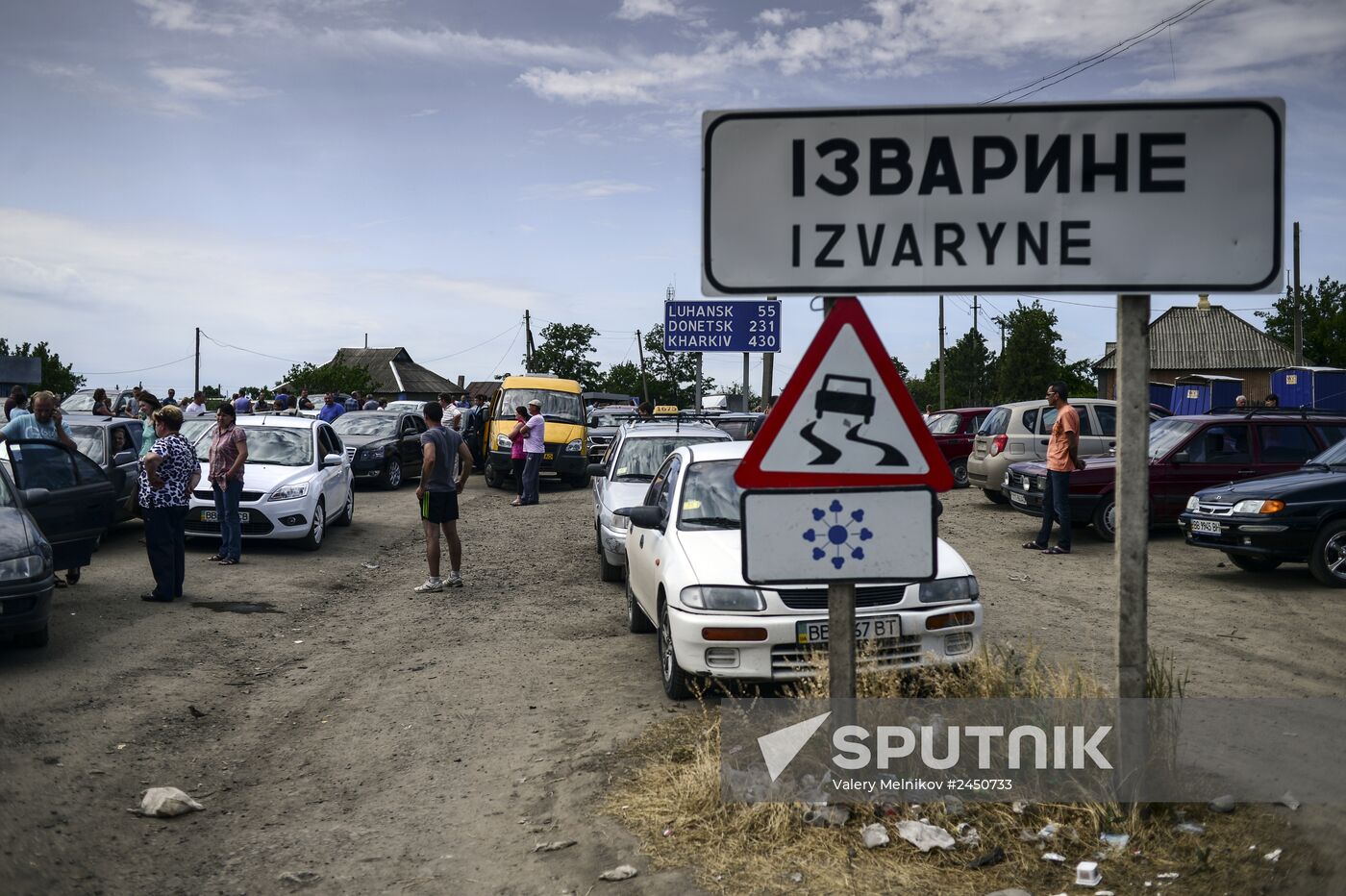 Refugees at Izvarino border checkpoint in Lugansk Region