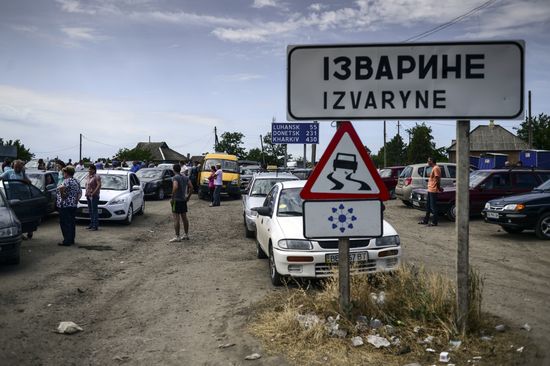 Refugees at Izvarino border checkpoint in Lugansk Region