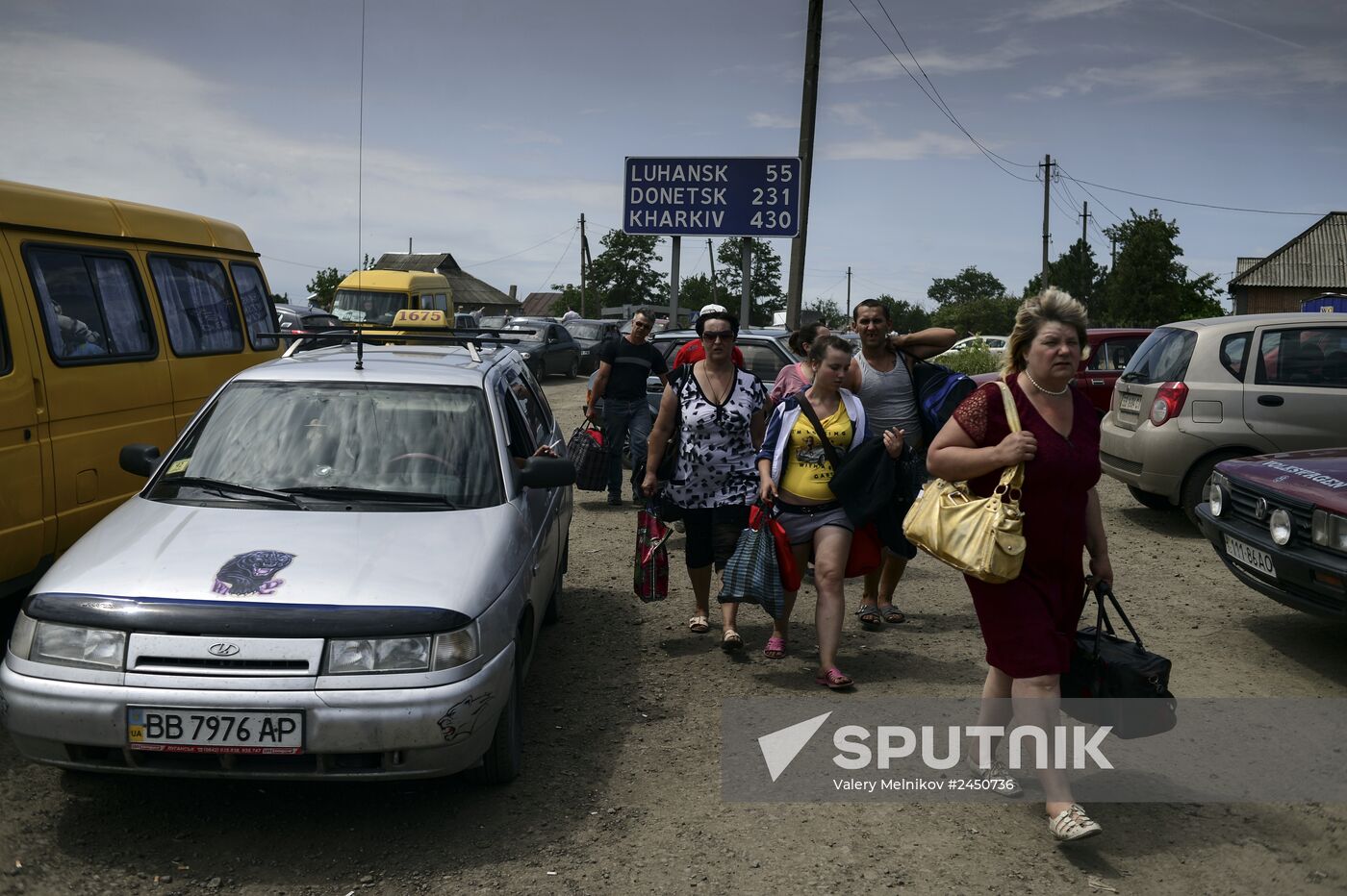 Refugees at Izvarino border checkpoint in Lugansk Region