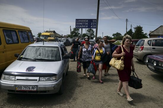 Refugees at Izvarino border checkpoint in Lugansk Region