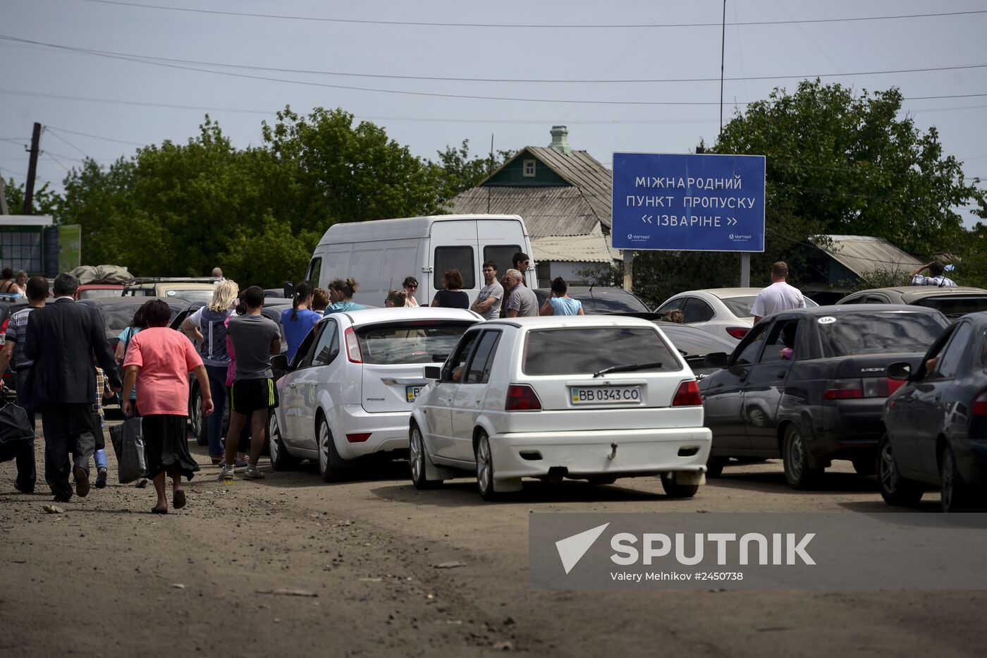 Refugees at Izvarino border checkpoint in Lugansk Region