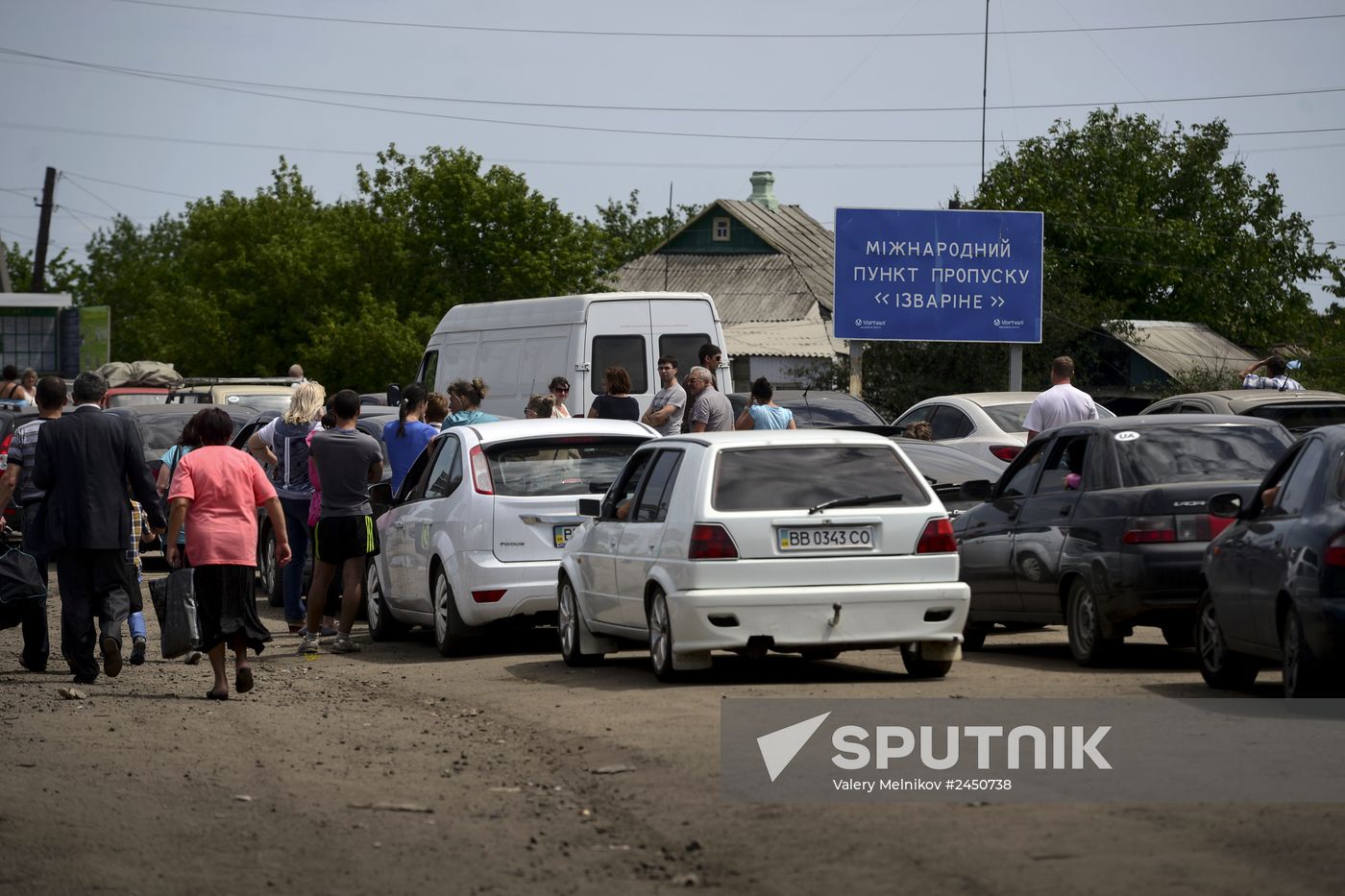 Refugees at Izvarino border checkpoint in Lugansk Region