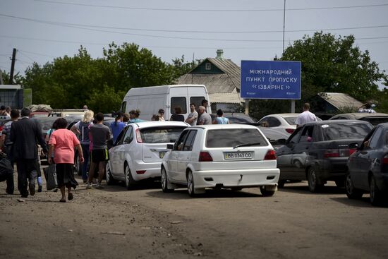 Refugees at Izvarino border checkpoint in Lugansk Region