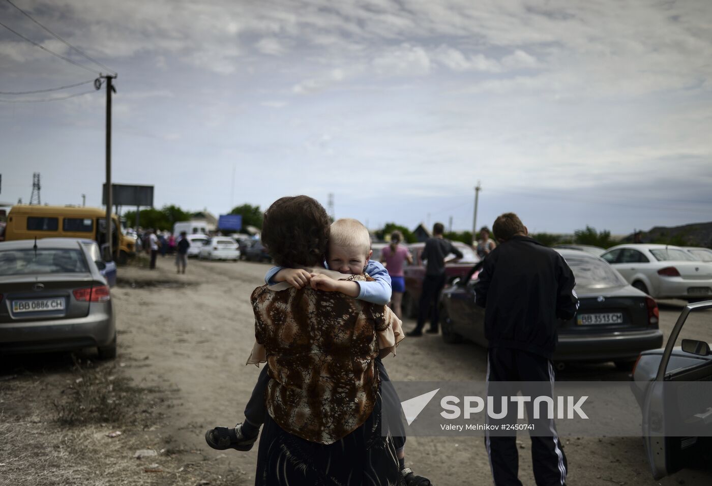 Refugees at Izvarino border checkpoint in Lugansk Region