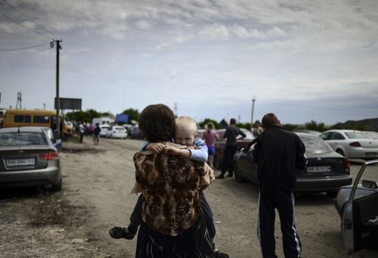 Refugees at Izvarino border checkpoint in Lugansk Region