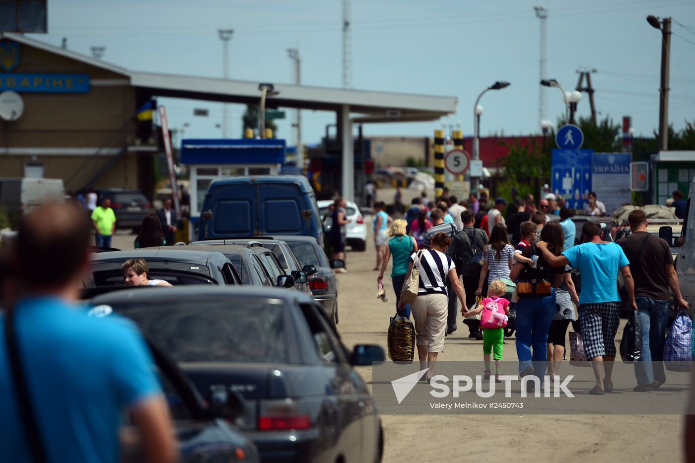 Refugees at Izvarino checkpoint in Lugansk Region