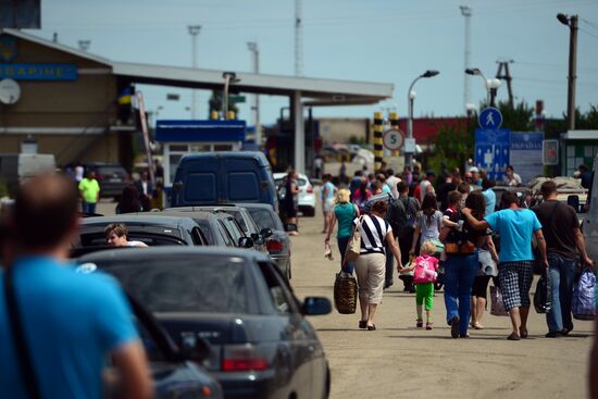 Refugees at Izvarino checkpoint in Lugansk Region