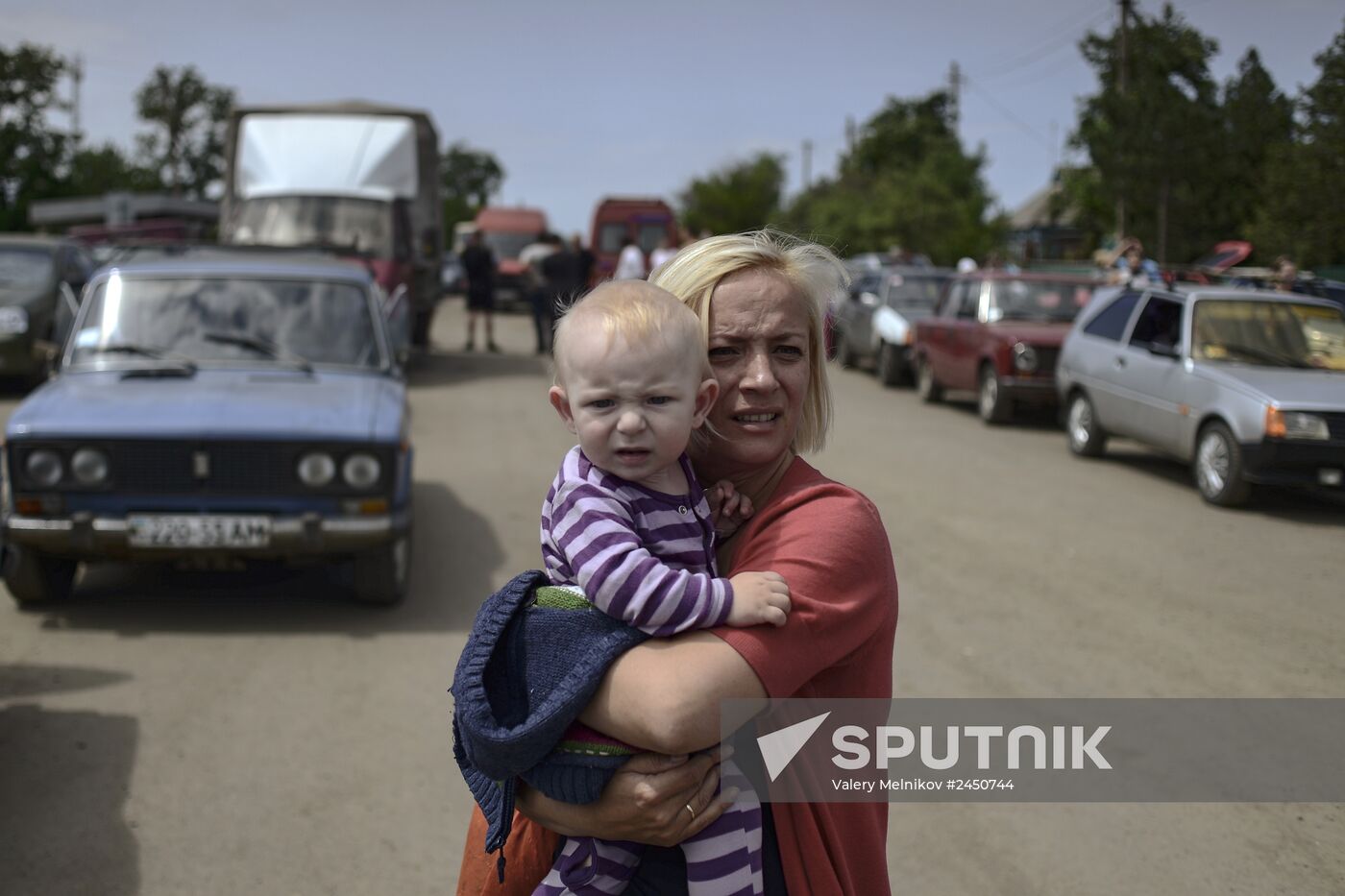 Refugees at Izvarino border checkpoint in Lugansk Region
