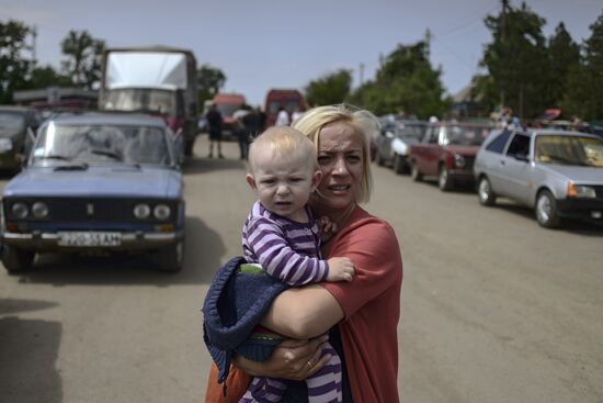 Refugees at Izvarino border checkpoint in Lugansk Region
