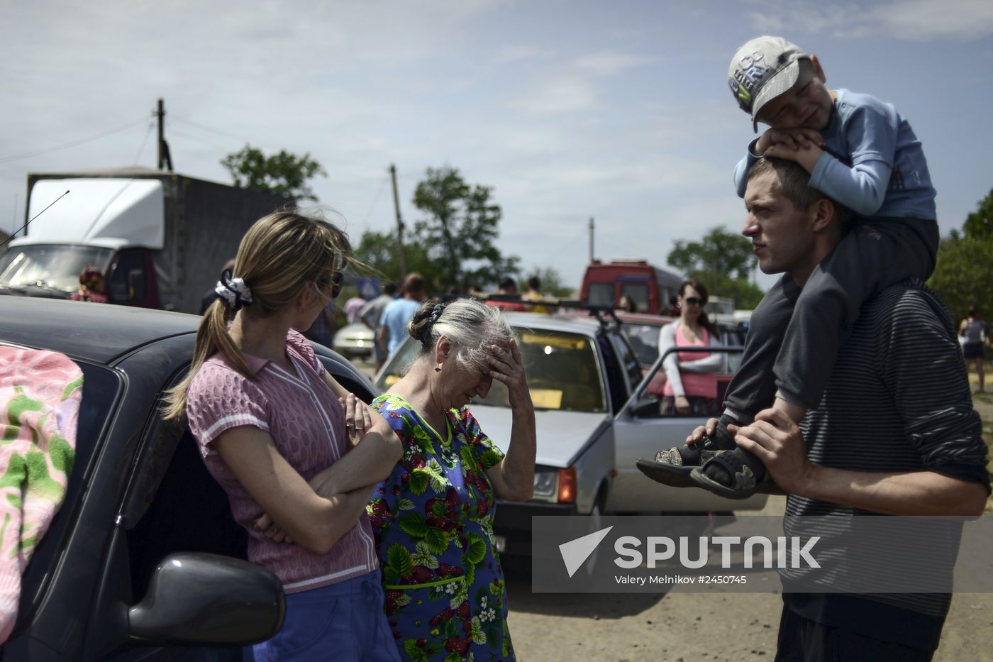 Refugees at Izvarino border checkpoint in Lugansk Region