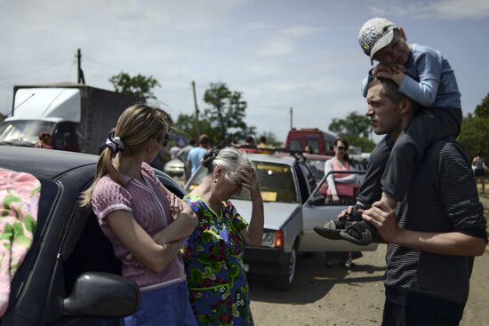Refugees at Izvarino border checkpoint in Lugansk Region