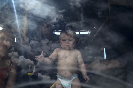 Refugees at Izvarino border checkpoint in Lugansk Region