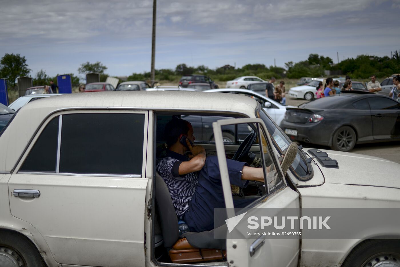 Refugees at Izvarino border checkpoint in Lugansk Region
