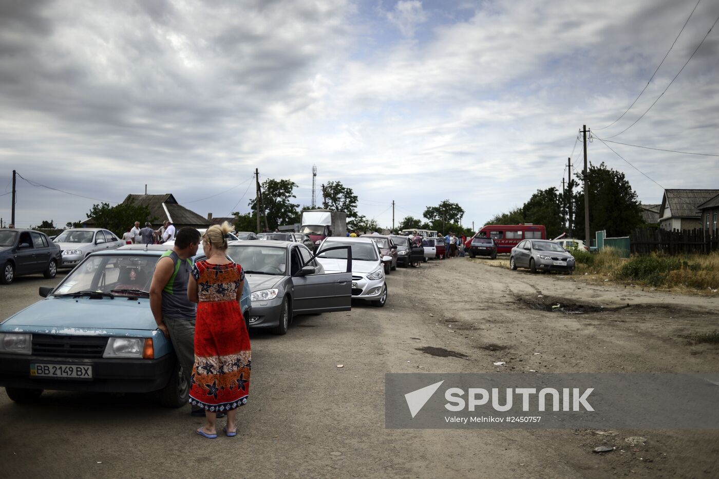 Refugees at Izvarino border checkpoint in Lugansk Region