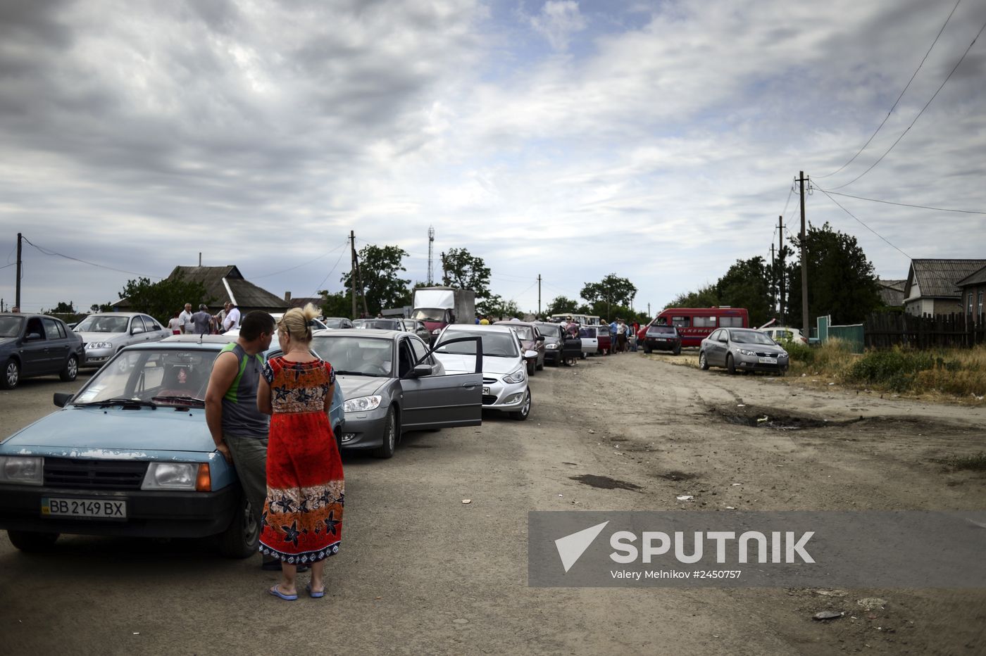 Refugees at Izvarino border checkpoint in Lugansk Region