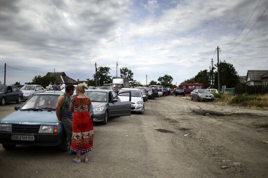 Refugees at Izvarino border checkpoint in Lugansk Region