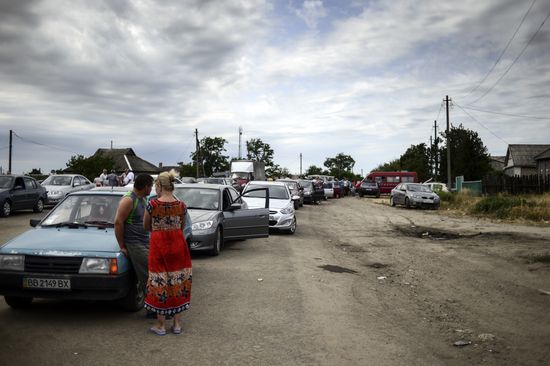 Refugees at Izvarino border checkpoint in Lugansk Region