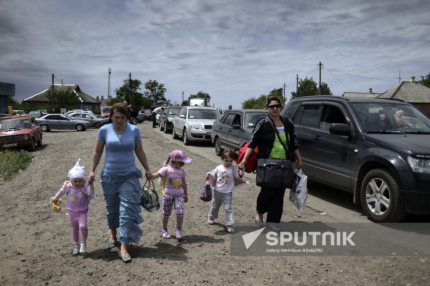Refugees at Izvarino checkpoint in Lugansk Region